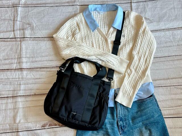 デニムのカジュアルコーデには斜めがけで！