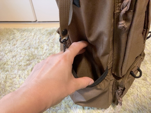 【ワークマン ジョイントバックパック】両サイドにはペットボトルや折り畳み傘を入れられるポケットもあります