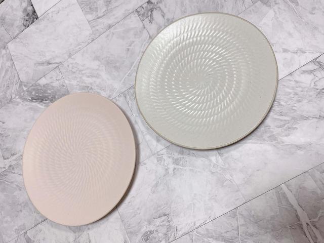 【ナチュラルキッチン】丸皿　飛鉋ピンク・ホワイト／各税込330円