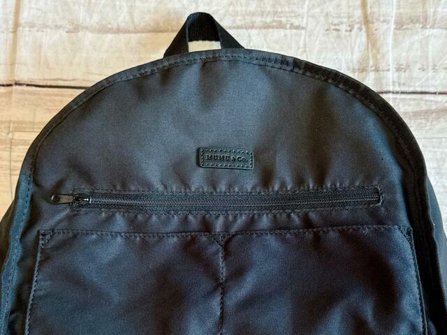 内側前面側にはファスナーポケット1つと区切りポケットが2つ