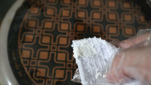 【ダイソー 多目的クレンザー 150g】雑巾の端に適量をつけて磨きます