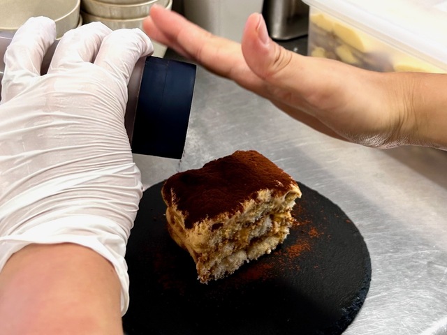 【ヨリドコロ 由比ヶ浜大通り店】注文後、ココアパウダーをかけてティラミスを仕上げてくれました