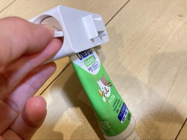 【山崎実業 tower フィルムフック 歯磨き粉チューブホルダー】ハンドルをひねると歯磨き粉を最後まで使い切れます