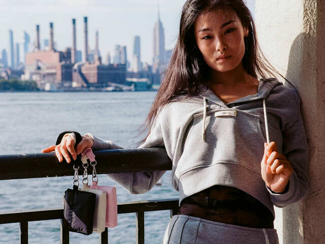 【LeSportsac × GLOWNY】シンプルなミニウォレットにフラワーレースのリストレットを付けたデザイン