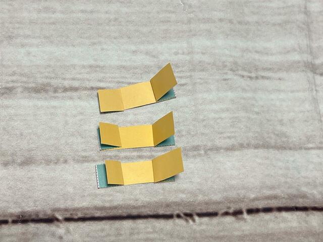 3つのパーツをそれぞれ裏側の星マークでノリで貼り付けます