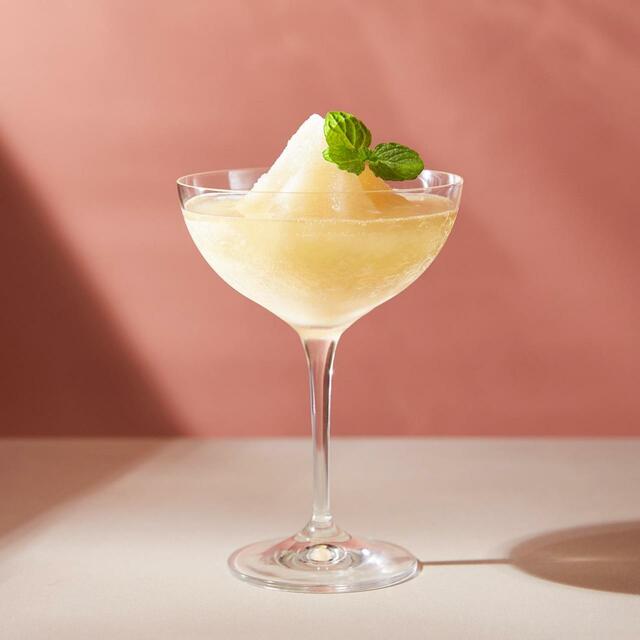 「アリビアーモ　フローズン　ベリーニ　」＜¥2,200（店内ご利用のみ）　※お持ち帰り不可＞【ロースタリー 東京から、サマーシーズンを楽しむ新ビバレッジ全4アイテムが新登場】