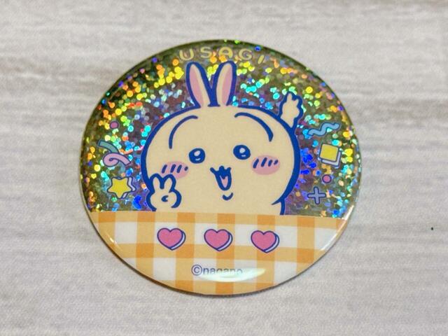 うさぎらしさ全開のピースサイン。かわいい〜！【ちいかわ×DAISO限定デザイン】「缶バッジ ちいかわ」