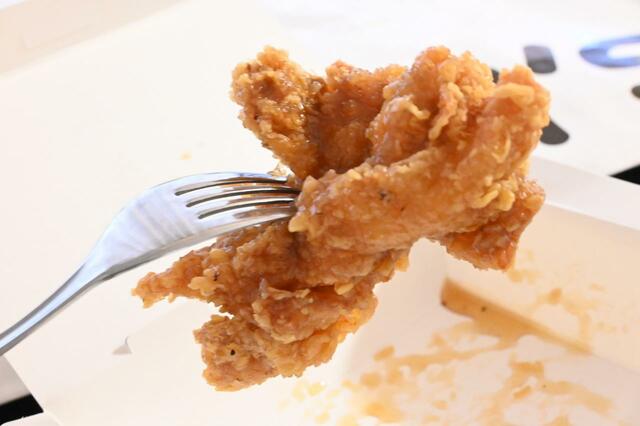 「骨なしニンニク醤油チキン」はガツンとにんにく味（※フォークはお店のものとは異なります）