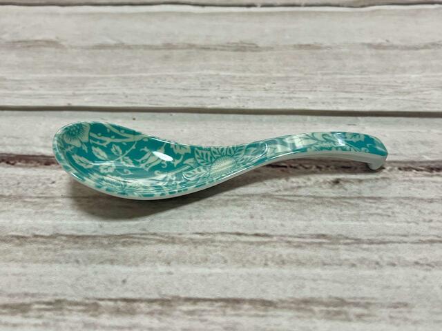 一般的なレンゲよりも浅く滑らかなカーブで扱いやすい！