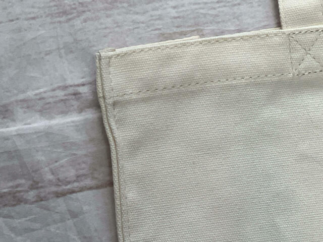 カラーはオフホワイト