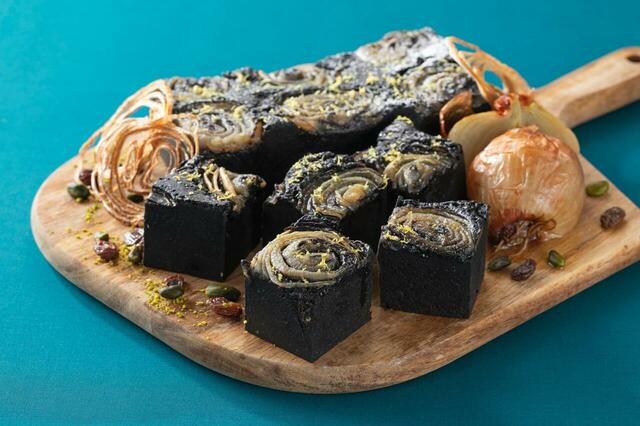 「レモン香る泉州玉ねぎのガトーショコラ」<期間:2026年6月1日~8月2日>【【ホテル日航関西空港】阿波黒牛もも肉のローストビーフを好きなだけ!地元の旬を味わえる『泉州玉ねぎと厳選牛のローストビーフブッフェ』開催中!】