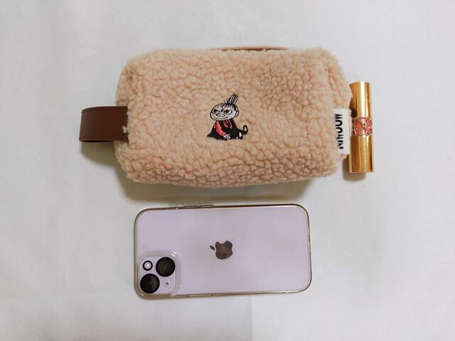 ポーチのサイズ感は、携帯が入るくらい【SPRiNG(スプリング)2023年11月号付録：MOOMIN リトルミイの刺しゅうがかわいいボアポーチ】