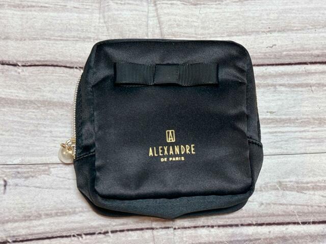 絶妙なサイズ感が◎なスクエアポーチ