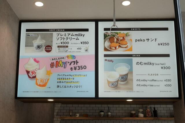 カウンターの頭上には写真付きのメニュー表が