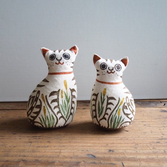 四歩（松本PARCO/調布PARCO）木版手染ぬいぐるみ 陣屋福猫：親ねこ ¥1,452 / 子ねこ ¥1,320