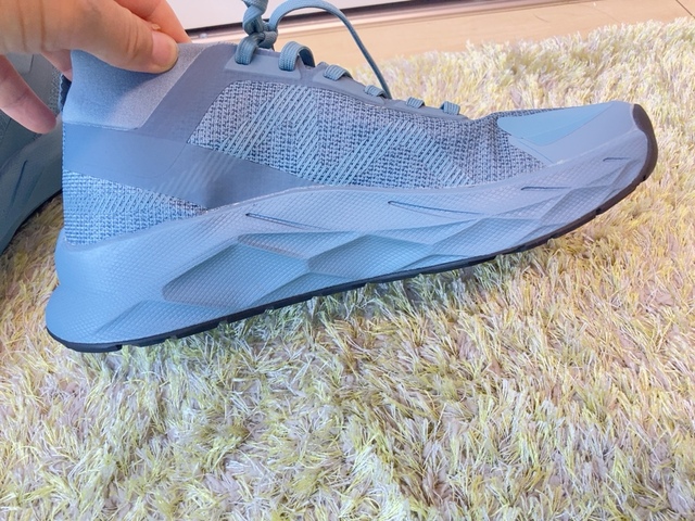 【ワークマン 防水シューズハイバウンスレイン】履き口はハイカットとローカットの間くらいのミドルカット