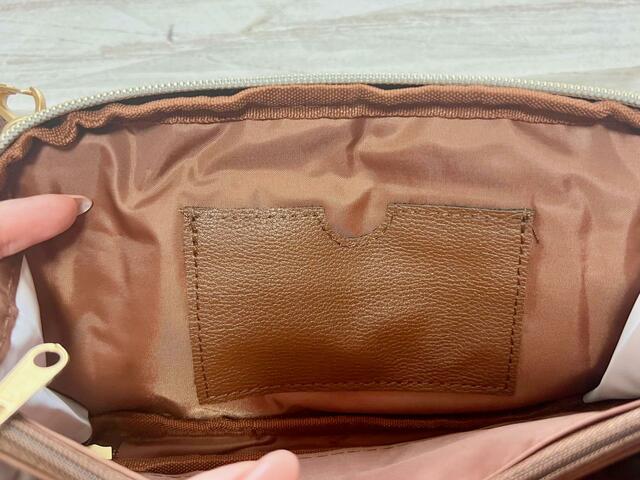 レザー調の生地のポケットもついています【SNOOPY（スヌーピー）タテでもヨコでも持てる！スマホショルダーBOOK BROWN】