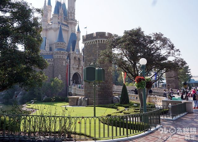 城前両脇の塔からは炎の柱が…! 