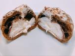 【ローソン　おぼれクリームのシュー(ホイップ＆チョコ)】中央にホイップクリーム、外側にはチョコレートクリーム