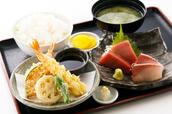 「刺身&天ぷら定食」<価格:1,480円(税込)>【“刺身食べ放題”で話題の『漁港食堂 秦野店』がリニューアルオープン!海鮮丼・定食・海鮮だし茶漬けなど、さらにメニューが充実!】