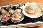 【魚】炭火焼・炉端焼がうまい店／【三田】三田魚介センター　ホタテ、サザエ、ハマグリ、ホッキ貝 410円～