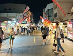 【台湾食べ歩きの旅】広々とした文化路を歩行者天国にして夜市が立つ。若者向けの食べ物や商品が目立つ