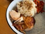 【コストコ ロティサリーチキン】ほぐし身とご飯を合わせるだけで、あっという間に一品完成です◎