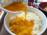 【すき家 たまかけ朝食】醤油とたまごをしっかり混ぜてご飯にオン