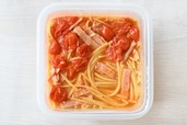 【フレッシュトマトとベーコンのパスタ】かき混ぜてできあがり！