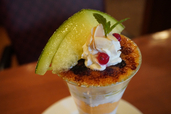 【ロイヤルホスト】定番人気のブリュレパフェもメロン仕様に。ココナッツアイスとのハーモニーが◎！