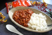 【カンロ飴レシピ:バターキーマカレー】ご飯にかけて、お好みでパセリやパクチーを添えて完成!