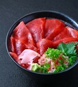 「本マグロ丼」<価格:1,680円(税込)>【本マグロが入った豪華刺身が食べ放題!話題の「漁港食堂 」が、西中島にオープン!6月中は「鰹のタタキ」を380円で提供!】
