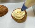 クリームをクッキーシューに絞るところ。パティシエ気分を満喫できる瞬間です
