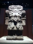 コアトリクエ像（メキシコ国立人類学博物館蔵）