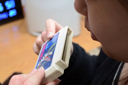 紙を挟む、上から強く押さえる… ファミコンソフトの接触を良く