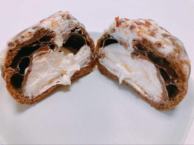 【ローソン　おぼれクリームのシュー(ホイップ＆チョコ)】中央にホイップクリーム、外側にはチョコレートクリーム
