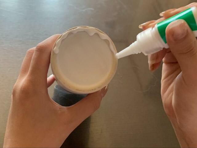 【ダイソー　すべり止め液】底の縁に塗布します