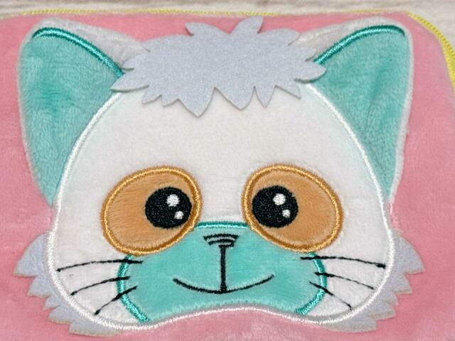 ネガのお顔は刺繍とアップリケで再現されています。立体的なお耳がキュート！