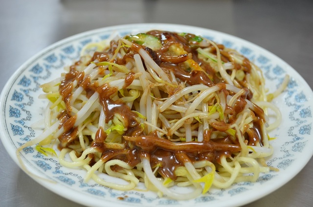 台北市内の龍城市場にある「廣一涼麵」の涼麺