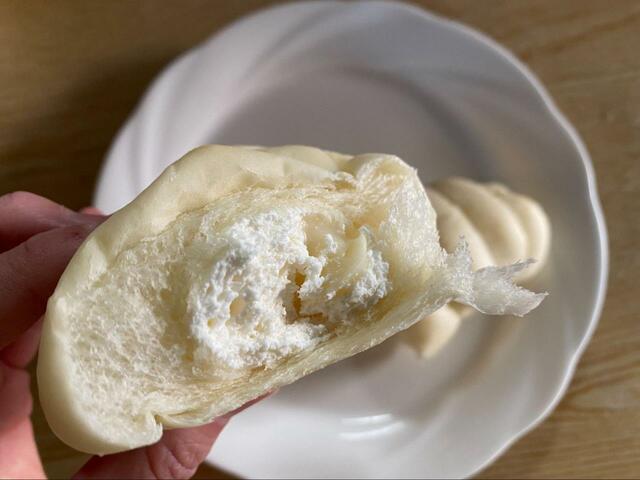 【LAWSON　MILK白いコロネ】ふわもち食感のパン生地