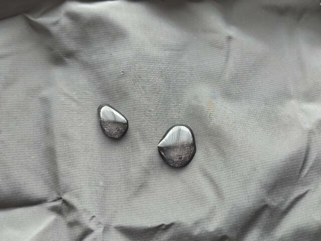 【無印良品　たためる撥水手提にもなるショルダーバッグ大】水をかけてみたところ、すぐに水滴になりました。タオルでサッと拭けばすぐに乾きます◎