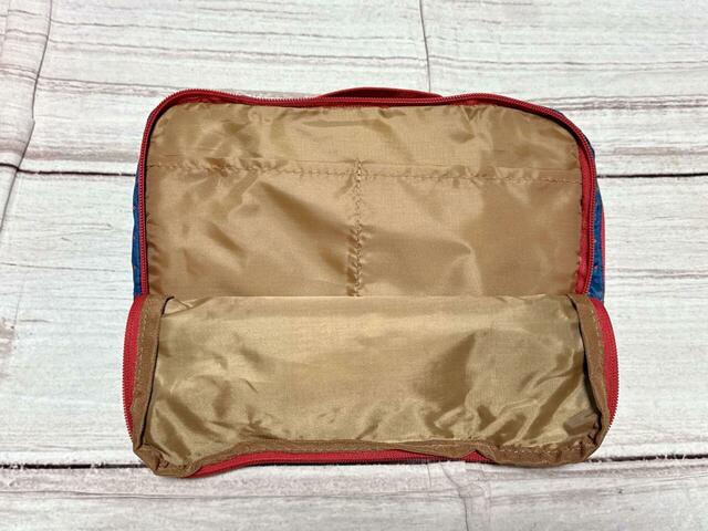 フロント収納。厚みのないアイテムの収納にぴったりで、仕切り付きの内ポケットも備わっています