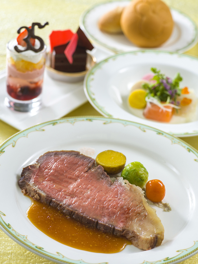 スペシャルセット 3,600円｜東京ディズニーシー「S.S.コロンビア・ダイニングルーム」｜2018年12月26日〜2019年3月25日｜「東京ディズニーリゾート35周年グランドフィナーレ」スペシャルメニュー