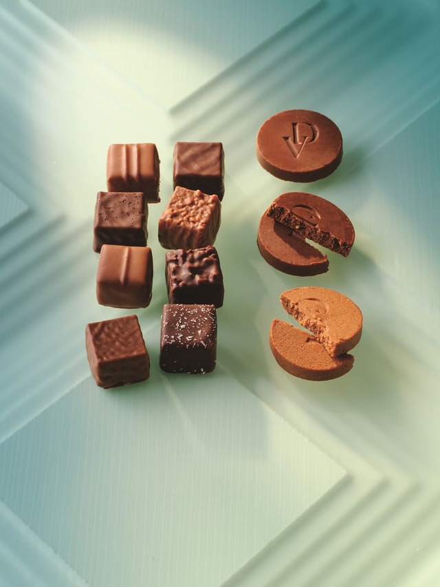 【高島屋 アムール・デュ・ショコラ】「ダミアン・ヴェトー」1プラリネアソート(16個入)6,912円2クルスティヨン ノワゼット&アマンド(8個入)2,970円