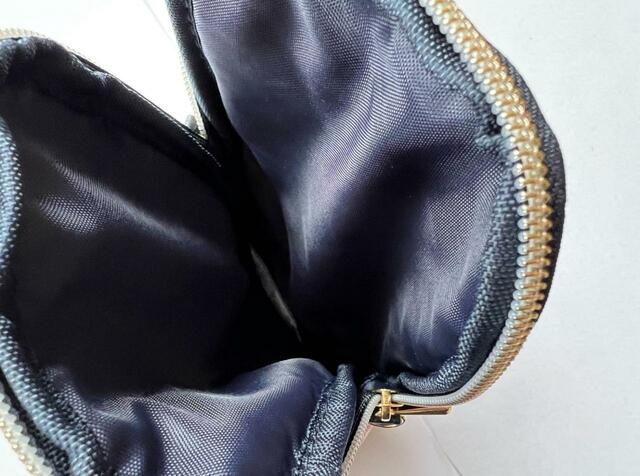 【CLATHAS（クレイサス）お財布機能付きスマホポーチ】がばっと大きく開くのも嬉しいポイント