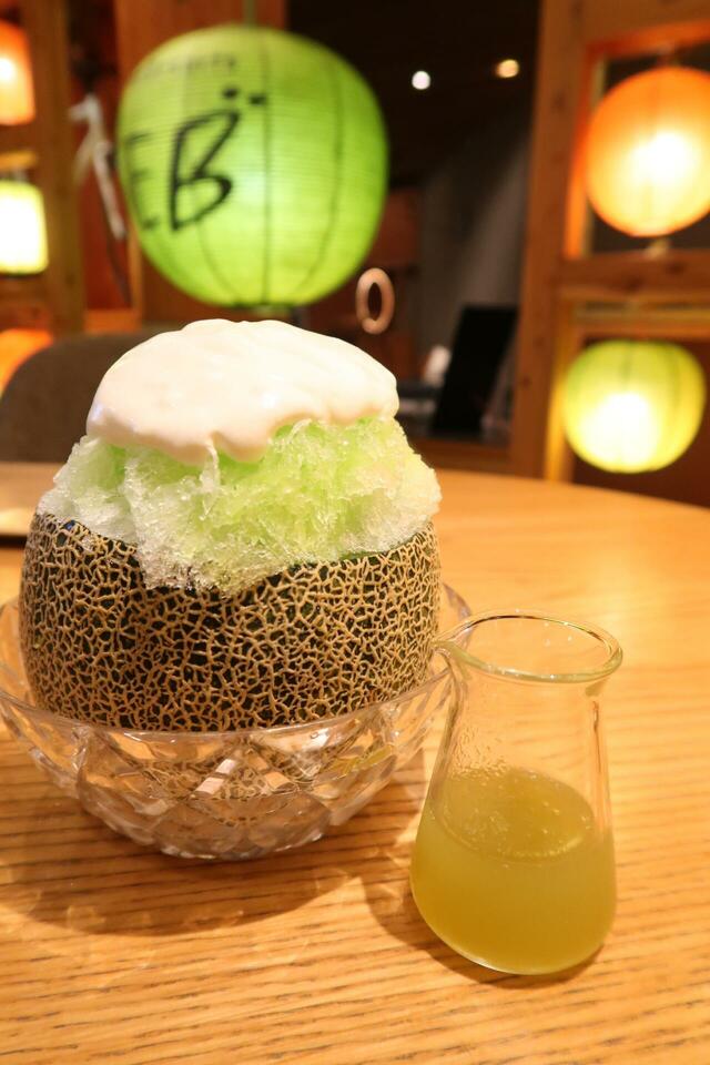 【BEB5土浦】メロンまるごとかき氷 青肉メロン 提灯と一緒に撮影