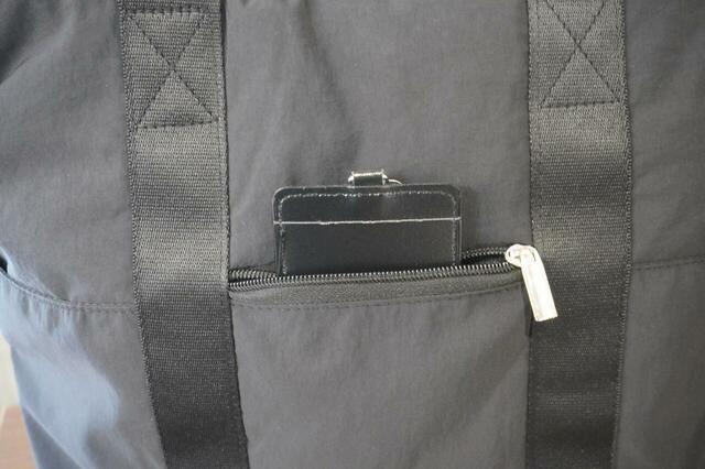 【3COINS ペアレンツBAG】表にもファスナーポケットが。 ICカードや鍵などすぐに取り出したいアイテムを入れるのにぴったり♪