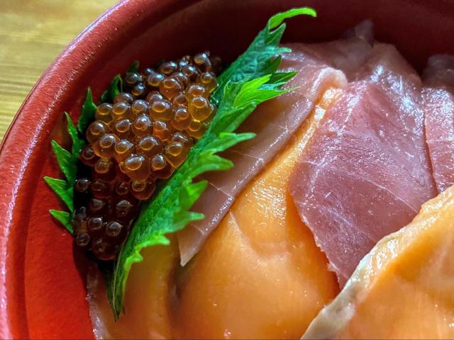 【はま寿司 寿司屋のまぐろサーモン丼】きらきらとしたいくら