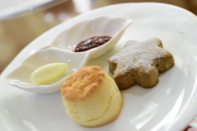 “アナとエルサのフローズンファンタジー” アフタヌーンティーセット スコーンのプレート ©Disney