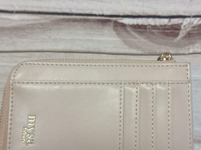 縦方向に1つついたカードポケットは大きめサイズ